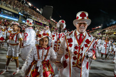 22.04.22 - Desfile da Escola de Samba Unidos do Viradouro, Sambódromo, Carnaval 2022, Marquês do Sapucaí, 1919, Folia, Erika Januza, Mestri Ciça, "Não há Tristeza que Possa Suportar Tanta Alegria", Felipe Filósofo, Marcus Ferreira e Tarcísio Zanon, Renata Xavier Fotografia, fotógrafos Renata Xavier e Leandro Lucas. .